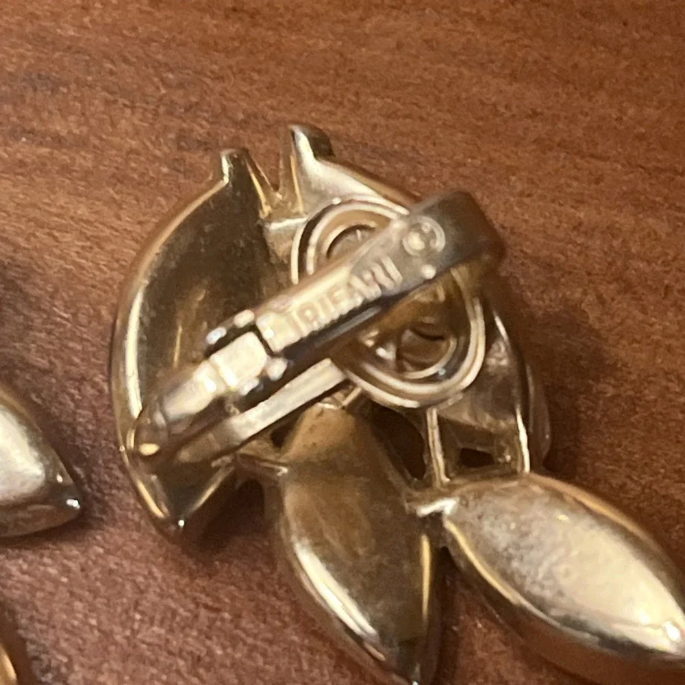 Vintage Crown Trifari Clip On Earrings Gold Tone Leaf Shaped Cluster Signed